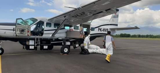 Pesawat carteran Pemprop NTT menjemput 84 sampel swab di Bandara Frans Seda Maumere, Sabtu (9/5)
