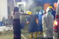 Salah seorang warga yang divonis positip corona sedang disemprot antispektik sebelum dievakuasi ke ruang isolasi, Kamis (14/5) malam