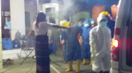 Salah seorang warga yang divonis positip corona sedang disemprot antispektik sebelum dievakuasi ke ruang isolasi, Kamis (14/5) malam