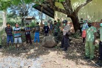 Tim Gabungan sedang menelusuri rekam jejak salah satu pasien positip corona, Jumat (15/5) (foto: istimewa)