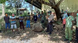 Tim Gabungan sedang menelusuri rekam jejak salah satu pasien positip corona, Jumat (15/5) (foto: istimewa)