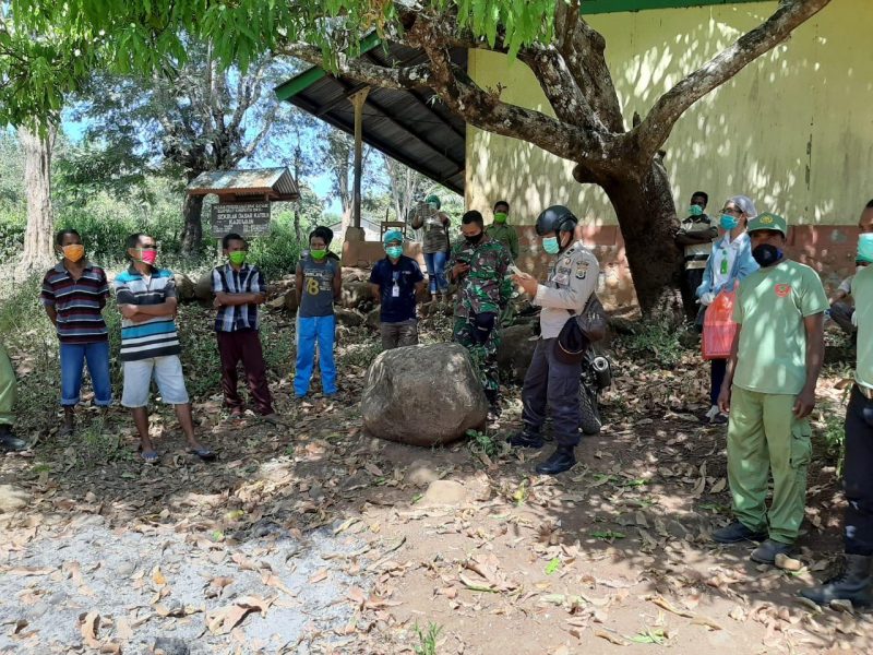 Tim Gabungan sedang menelusuri rekam jejak salah satu pasien positip corona, Jumat (15/5) (foto: istimewa)