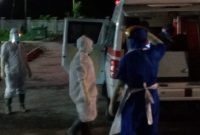 Suasana evakuasi warga positip corona ke ruang isolasi, Kamis (14/5)