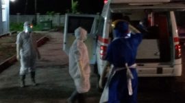 Suasana evakuasi warga positip corona ke ruang isolasi, Kamis (14/5)