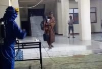 Evakuasi warga Desa Wailamung yang terpapar virus corona ke ruang isolasi, Kamis (14/5)