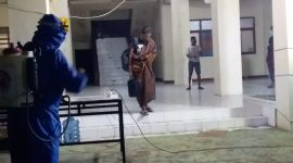 Evakuasi warga Desa Wailamung yang terpapar virus corona ke ruang isolasi, Kamis (14/5)