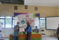 Pembina IDI Sikka Dokter Asep Purnama menyerahkan masker kepada Camat Talibura, Jumat (15/5)