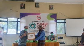 Pembina IDI Sikka Dokter Asep Purnama menyerahkan masker kepada Camat Talibura, Jumat (15/5)