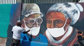 Seniman mural sedang melukis pada sebuah tembok di Kelurahan Kota Uneng, Jumat (15/5)
