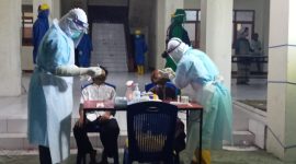 Pengambilan swab di lokasi karantina terpusat, Sabtu (16/5)