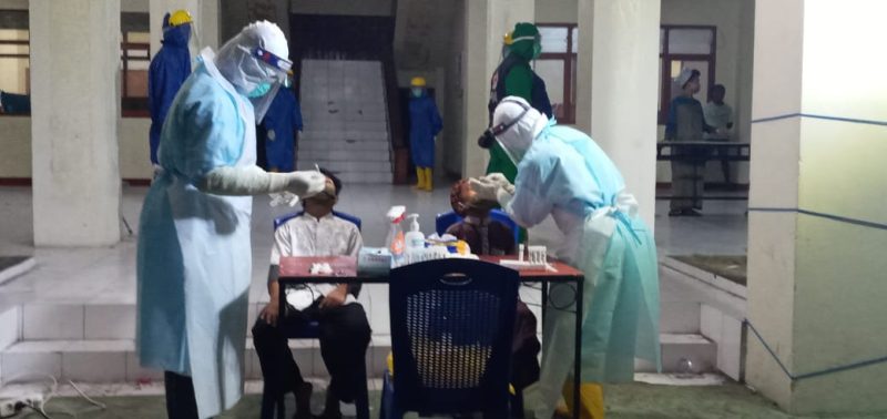 Pengambilan swab di lokasi karantina terpusat, Sabtu (16/5)