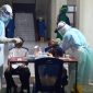 Pengambilan swab di lokasi karantina terpusat, Sabtu (16/5)