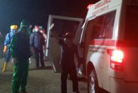 Pria terpapar positip virus corona melambaikan tangan kepada rekan-rekannya, Sabtu (16/5)