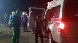 Pria terpapar positip virus corona melambaikan tangan kepada rekan-rekannya, Sabtu (16/5)