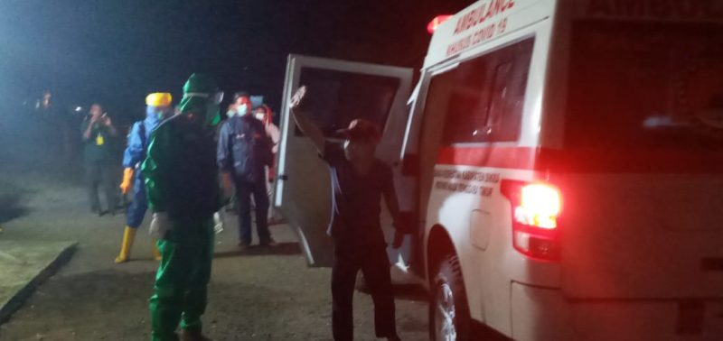 Pria terpapar positip virus corona melambaikan tangan kepada rekan-rekannya, Sabtu (16/5)