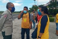 Kepala BPBD Mabar Dominikus Hawan sedang berbincang dengan Sekretaris Dinkes dan Sekretaris BPBD, Minggu (17/5)