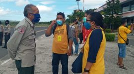 Kepala BPBD Mabar Dominikus Hawan sedang berbincang dengan Sekretaris Dinkes dan Sekretaris BPBD, Minggu (17/5)