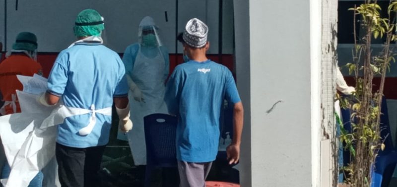 Seorang santri menuju tempat pengambilan swab di Gedung SCC beberapa waktu lalu
