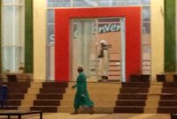 Dua warga karantina di Gedung SCC menunggu proses evakuasi, Minggu (17/5)