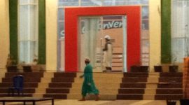 Dua warga karantina di Gedung SCC menunggu proses evakuasi, Minggu (17/5)