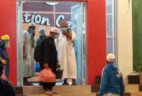 Proses evakuasi di Gedung SCC, Minggu (17/5) malam