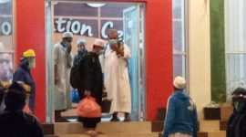 Proses evakuasi di Gedung SCC, Minggu (17/5) malam