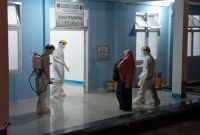Warga Kelurahan Beru dari Klaster Magetan dievakuasi ke ruang isolasi RSUD TC Hillers Maumere, (17/5) malam
