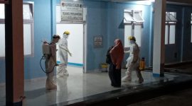 Warga Kelurahan Beru dari Klaster Magetan dievakuasi ke ruang isolasi RSUD TC Hillers Maumere, (17/5) malam