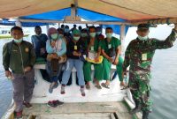 Tenaga kesehatan dan aparat keamanan pose bersama sebelum berangkat ke Kojadoi, Senin (18/5)