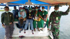 Tenaga kesehatan dan aparat keamanan pose bersama sebelum berangkat ke Kojadoi, Senin (18/5)