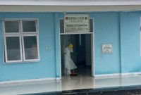Seorang petugas medis sedang membersihkan banjir di ruang isolasi RSUD TC Hillers Maumere, Selasa (26/5)