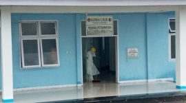 Seorang petugas medis sedang membersihkan banjir di ruang isolasi RSUD TC Hillers Maumere, Selasa (26/5)