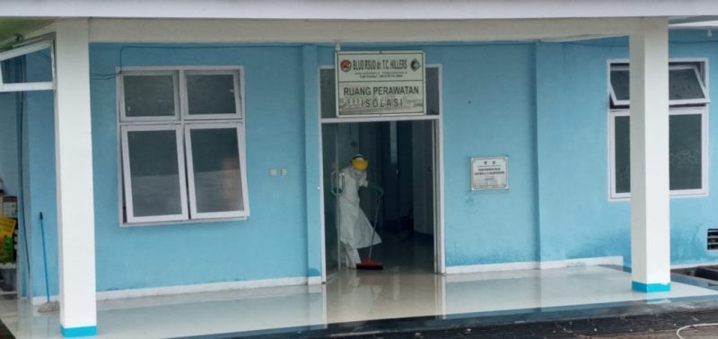 Seorang petugas medis sedang membersihkan banjir di ruang isolasi RSUD TC Hillers Maumere, Selasa (26/5)