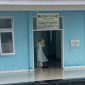 Seorang petugas medis sedang membersihkan banjir di ruang isolasi RSUD TC Hillers Maumere, Selasa (26/5)