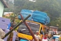Suasana penutupan badan jalan negara di Desa Hikong, Sabtu (26/5)