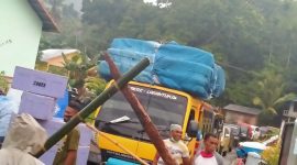 Suasana penutupan badan jalan negara di Desa Hikong, Sabtu (26/5)