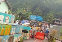 Suasana penutupan badan jalan negara di Desa Hikong, Sabtu (24/5)
