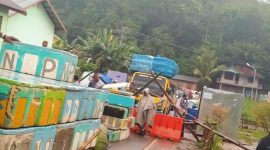 Suasana penutupan badan jalan negara di Desa Hikong, Sabtu (24/5)
