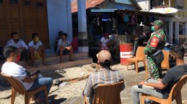 Babinsa Wolomarang sedang melakukan pendekatan kepada warga Wuring Laut, Kamis (28/5)