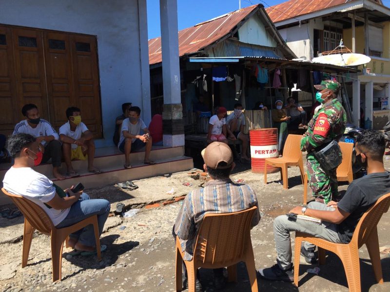 Babinsa Wolomarang sedang melakukan pendekatan kepada warga Wuring Laut, Kamis (28/5)