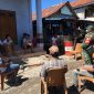 Babinsa Wolomarang sedang melakukan pendekatan kepada warga Wuring Laut, Kamis (28/5)