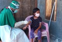 Seorang anak di Kampung Wuring Laut sedang menjalani rapid test, Kamis (28/5)