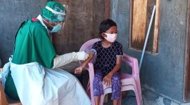 Seorang anak di Kampung Wuring Laut sedang menjalani rapid test, Kamis (28/5)