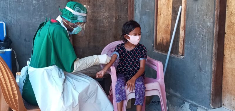 Seorang anak di Kampung Wuring Laut sedang menjalani rapid test, Kamis (28/5)