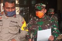 Kapolres Sikka dan Dandim Sikka usai mengikuti pertemuan terkait pemberlakuan new normal, Kamis (28/5)