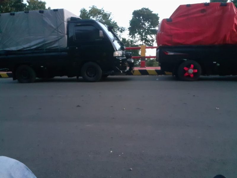 Mobil pengangkut ikan dari Sikka dan Flotim dilarang masuk wilayah Ngada, Sabtu (29/5) (foto: istimewa)
