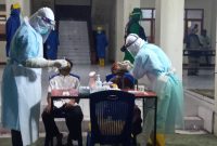 Pemeriksaan swab di Maumere beberapa waktu lalu