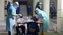 Pemeriksaan swab di Maumere beberapa waktu lalu