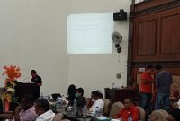 Dinding tembok ruang paripurna jadi layar proyektor, Jumat (5/6)
