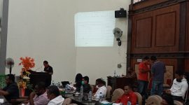 Dinding tembok ruang paripurna jadi layar proyektor, Jumat (5/6)
